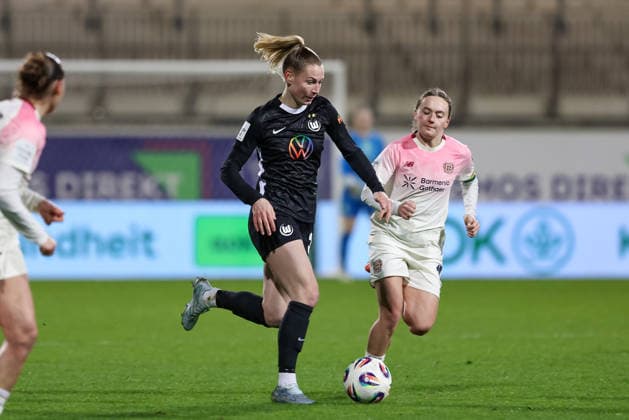 from left Sarai Linder VfL Wolfsburg, 39 and Sofie Zdebel Bayer 04 Leverkusen, 16 in running duel, duel, dynamic, action, action, game scene, THE DFB REGULATIONS PROHIBIT ANY USE OF PHOTOGRAPHS AS IMAGE SEQUENCES AND OR QUASI VIDEO , 15 03 2026, Wolfsburg Germany , Football, Google Pixel Womens Bundesliga, VfL Wolfsburg Bayer 04 Leverkusen xobx