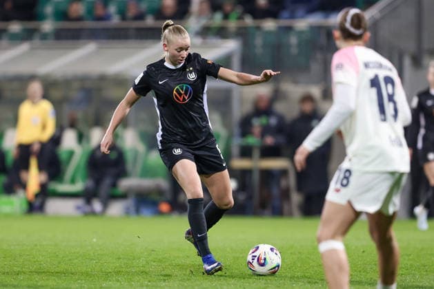 Ella Peddemors VfL Wolfsburg, 5 on the ball, single image, full body, action, action, match scene, THE DFB GUIDELINES PROHIBIT ANY USE OF PHOTOGRAPHS AS IMAGE SEQUENCES AND OR QUASI VIDEO DFB REGULATIONS PROHIBIT ANY USE OF PHOTOGRAPHS AS IMAGE SEQUENCES AND OR QUASI VIDEO , 15 03 2026, Wolfsburg Germany , Soccer, Google Pixel Womens Bundesliga, VfL Wolfsburg Bayer 04 Leverkusen xobx