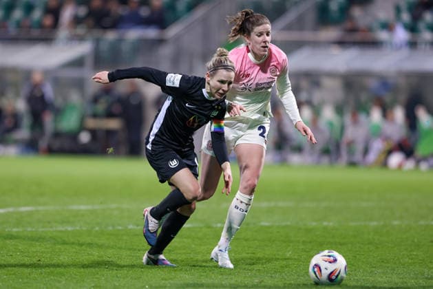 from left Svenja Huth VfL Wolfsburg, 10 and Lilla Turanyi Bayer 04 Leverkusen, 24 in a duel, dynamic, action, action, game scene, THE DFB REGULATIONS PROHIBIT ANY USE OF PHOTOGRAPHS AS IMAGE SEQUENCES AND OR QUASI VIDEO , 15 03 2026, Wolfsburg Germany , Football, Google Pixel Womens Bundesliga, VfL Wolfsburg Bayer 04 Leverkusen xobx