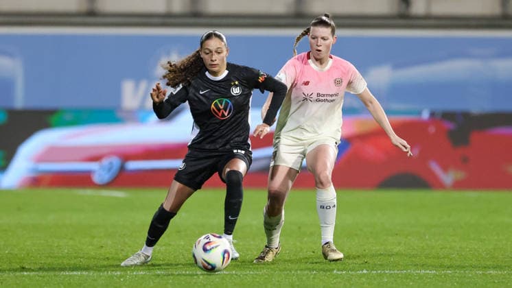 from left Kessya Bussy VfL Wolfsburg, 19 and Claudia Wenger Bayer 04 Leverkusen, 5 in a duel, dynamic, action, action, game scene, THE DFB REGULATIONS PROHIBIT ANY USE OF PHOTOGRAPHS AS IMAGE SEQUENCES AND OR QUASI VIDEO , 15 03 2026, Wolfsburg Germany , Football, Google Pixel Womens Bundesliga, VfL Wolfsburg Bayer 04 Leverkusen xobx