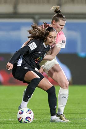 from left Kessya Bussy VfL Wolfsburg, 19 and Claudia Wenger Bayer 04 Leverkusen, 5 in a duel, dynamic, action, action, game scene, THE DFB REGULATIONS PROHIBIT ANY USE OF PHOTOGRAPHS AS IMAGE SEQUENCES AND OR QUASI VIDEO , 15 03 2026, Wolfsburg Germany , Football, Google Pixel Womens Bundesliga, VfL Wolfsburg Bayer 04 Leverkusen xobx