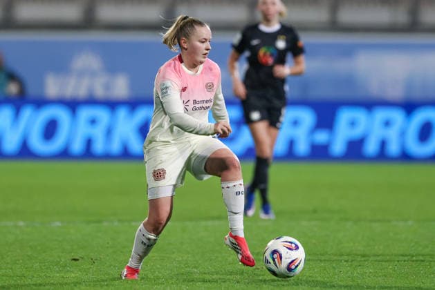 Vanessa Fudalla Bayer 04 Leverkusen, 21 on the ball, single image, full body, action, action, match scene, THE DFB GUIDELINES PROHIBIT ANY USE OF PHOTOGRAPHS AS IMAGE SEQUENCES AND OR QUASI VIDEO DFB REGULATIONS PROHIBIT ANY USE OF PHOTOGRAPHS AS IMAGE SEQUENCES AND OR QUASI VIDEO , 15 03 2026, Wolfsburg Germany , Soccer, Google Pixel Womens Bundesliga, VfL Wolfsburg Bayer 04 Leverkusen xobx