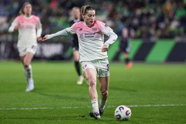 Carlotta Wamser Bayer 04 Leverkusen, 37 on the ball, single image, full body, action, action scene, THE DFB GUIDELINES PROHIBIT ANY USE OF PHOTOGRAPHS AS IMAGE SEQUENCES AND OR QUASI VIDEO DFB REGULATIONS PROHIBIT ANY USE OF PHOTOGRAPHS AS IMAGE SEQUENCES AND OR QUASI VIDEO , 15 03 2026, Wolfsburg Germany , Soccer, Google Pixel Womens Bundesliga, VfL Wolfsburg Bayer 04 Leverkusen xobx