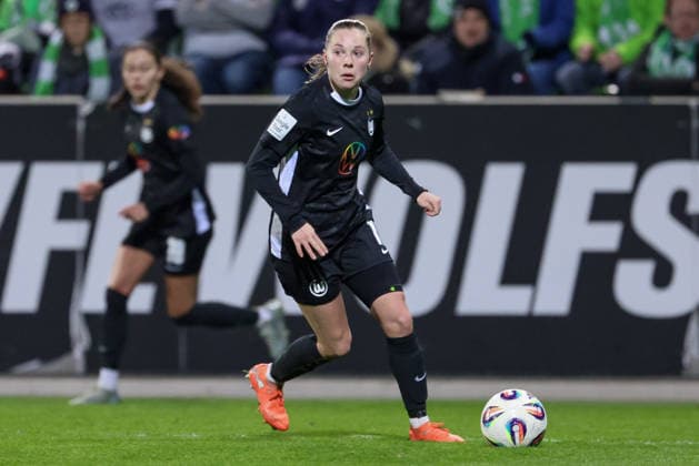 Janou Levels VfL Wolfsburg, 15 on the ball, single image, full body, action, action, game scene, THE DFB GUIDELINES PROHIBIT ANY USE OF PHOTOGRAPHS AS IMAGE SEQUENCES AND OR QUASI VIDEO DFB REGULATIONS PROHIBIT ANY USE OF PHOTOGRAPHS AS IMAGE SEQUENCES AND OR QUASI VIDEO , 15 03 2026, Wolfsburg Germany , Soccer, Google Pixel Womens Bundesliga, VfL Wolfsburg Bayer 04 Leverkusen xobx