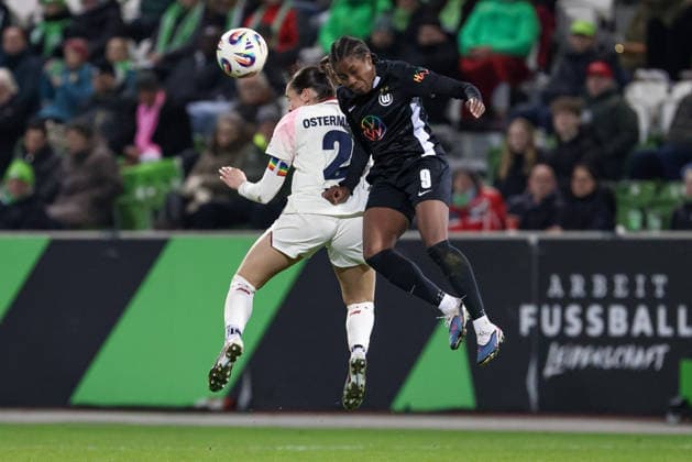 from left Selina Ostermeier Bayer 04 Leverkusen, 2 and Lineth Beerensteyn VfL Wolfsburg, 9 in header duel, header, duel, action, action, match scene, THE DFB REGULATIONS PROHIBIT ANY USE OF PHOTOGRAPHS AS IMAGE SEQUENCES AND OR QUASI VIDEO , 15 03 2026, Wolfsburg Germany , Football, Google Pixel Womens Bundesliga, VfL Wolfsburg Bayer 04 Leverkusen xobx