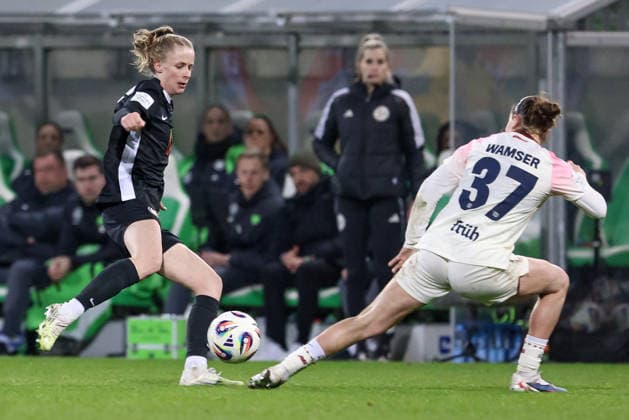 from left Vivien Endemann VfL Wolfsburg, 25 and Carlotta Wamser Bayer 04 Leverkusen, 37 in a duel, dynamic, action, action, game scene, THE DFB REGULATIONS PROHIBIT ANY USE OF PHOTOGRAPHS AS IMAGE SEQUENCES AND OR QUASI VIDEO , 15 03 2026, Wolfsburg Germany , Football, Google Pixel Womens Bundesliga, VfL Wolfsburg Bayer 04 Leverkusen xobx