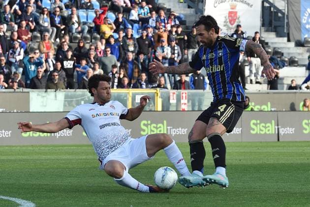 CALCIO - Serie A - Pisa SC vs Cagliari Calcio Antonio Caracciolo (Pisa) thwarted by Luca Mazzitelli (Cagliari) during Pisa SC vs Cagliari Calcio, Italian soccer Serie A match in Pisa, Italy, March 15 2026 Pisa Italy  Copyright: xIPAxSport ABACAx