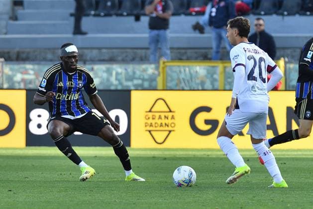 CALCIO - Serie A - Pisa SC vs Cagliari Calcio Agustin Albarracin Basil (Cagliari) thwarted by Ebenezer Akinsanmiro (Pisa) during Pisa SC vs Cagliari Calcio, Italian soccer Serie A match in Pisa, Italy, March 15 2026 Pisa Italy  Copyright: xIPAxSport ABACAx