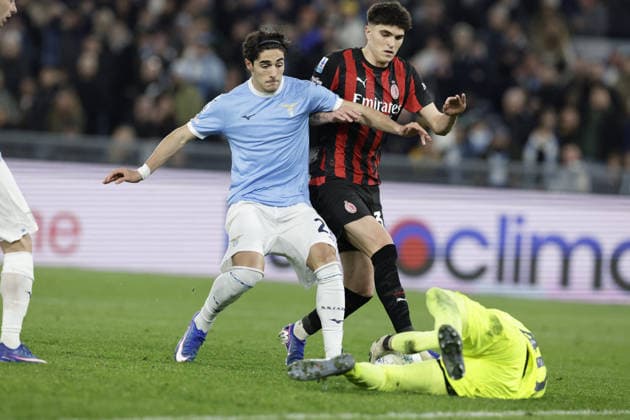 CALCIO - Serie A - SS Lazio vs AC Milan Milan s Italian defender Davide Bartesaghi challenges for the ball with lazio s Italian forward Matteo Cancellieri (L) and lazio s Italian goalkeeper Edoardo Motta during the Serie A football match SS Lazio vs AC Milan at Olimpico Stadium on March 15, 2026, in Rome. Rome Italy  Copyright: xIPAxSport ABACAx