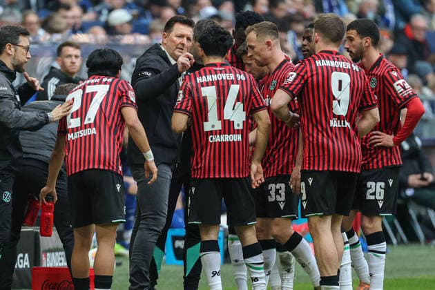 2 Bundesliga FC Schalke 04 Hannover 96 on 15 03 2026 at the Veltins Arena in Schalke Coach Christian Titz Hannover gives instructions to his team , here Hayate Matsuda Hannover , Husseyn Chakroun Hannover , Maurice Neubauer Hannover , Benjamin Källman Kaellman Hannover , Waniss TaÃ¯bi Hannover MH