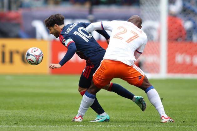 March 15, 2026; Foxborough, Massachusetts, USA; New England Revolution midfielder Carles Gil (10) gets past FC Cincinnati midfielder Tah Anunga (27) in a Major League Soccer game between the New England Revolution and FC Cincinnati at Gillette Stadium. (c) CSM MLS, Fussball Herren, USA 2026: FC Cincinnati Vs Revolution MAR 15  - ZUMAc04_ 20260315_zma_c04_041 Copyright: xBurtxGranofskyx