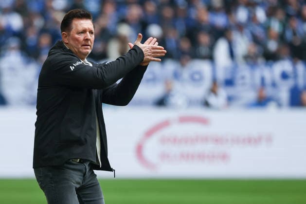 2 Bundesliga FC Schalke 04 Hannover 96 on 15 03 2026 at the Veltins Arena in Schalke Coach Christian Titz Hannover gestures MH
