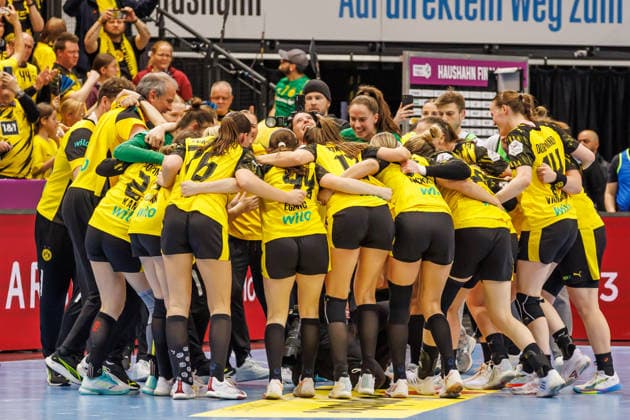 BVB Dortmund celebrates cup victory, 15 03 2026, Stuttgart Germany , Handball Women, Final4 2025, Final, HSG Bensheim Auerbach BVB Dortmund xprx