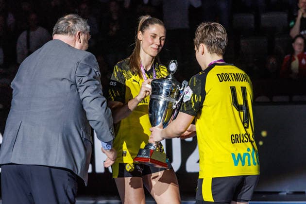 Andreas Michelmann DHB President hands over the trophy to Alicia Langer Dortmund, 17 and Alina Grijseels Dortmund, 4 , 15 03 2026, Stuttgart Germany , Handball Women, Final4 2025, Final, HSG Bensheim Auerbach BVB Dortmund xprx
