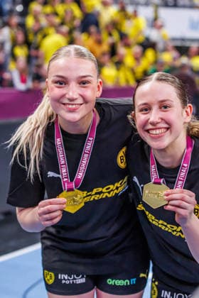 from left Maraike Kusian Dortmund, 8 and Lara Egeling Dortmund, 44 with their winning medals, 15 03 2026, Stuttgart Germany , Handball Women, Final4 2025, Final, HSG Bensheim Auerbach BVB Dortmund xprx