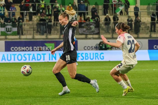Wolfsburg, Germany 15 March 2026 20 Matchday 1 Womens Bundesliga VfL Wolfsburg Women vs Bayer Leverkusen 04 Women Pictured from left Sarai Linder VfL and Ruby Grant Bayer Leverkusen Copyright: HMBxMedia MadeleinexFantini