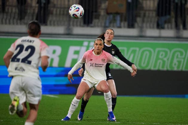 Wolfsburg, Germany 15 March 2026 20 Matchday 1 Womens Bundesliga VfL Wolfsburg Women vs Bayer Leverkusen 04 Women In the picture from left in a duel Cornelia Kramer Bayer Leverkusen and Caitlin Dijkstra VfL Copyright: HMBxMedia MadeleinexFantini