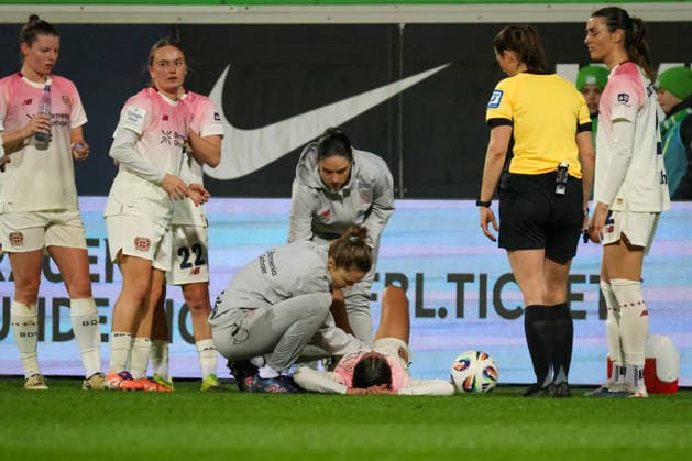 Wolfsburg, Germany 15 March 2026 20 Matchday 1 Womens Bundesliga VfL Wolfsburg Women vs Bayer Leverkusen 04 Women In the picture Loreen Bender VfL is injured on the pitch and is receiving medical treatment Copyright: HMBxMedia MadeleinexFantini