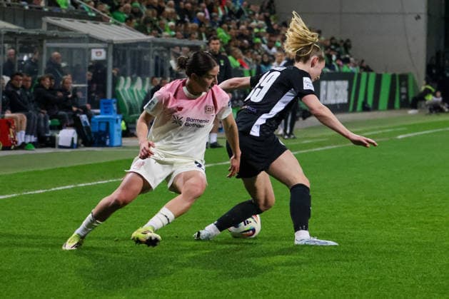 Wolfsburg, Germany 15 March 2026 20 Matchday 1 Womens Bundesliga VfL Wolfsburg Women vs Bayer Leverkusen 04 Women In the picture from left in a duel Ruby Grant Bayer Leverkusen and Sarai Linder VfL Copyright: HMBxMedia MadeleinexFantini