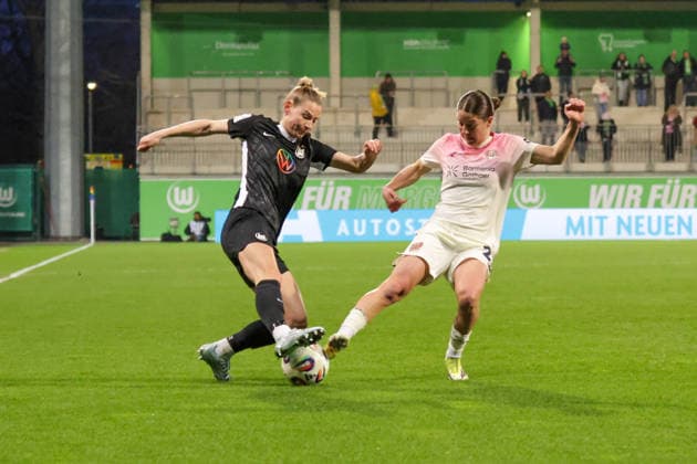 15 03 2026, xgrfx, Soccer Google Pixel Women Bundesliga, VfL Wolfsburg Bayer Leverkusen v l Sarai Linder VfL Wolfsburg , Ruby Grant Bayer Leverkusen DFL DFB REGULATIONS PROHIBIT ANY USE OF PHOTOGRAPHS as IMAGE SEQUENCES and or QUASI VIDEO Wolfsburg