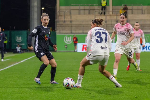 15 03 2026, xgrfx, Soccer Google Pixel Women Bundesliga, VfL Wolfsburg Bayer Leverkusen v l Svenja Huth VfL Wolfsburg , Carlotta Wamser Bayer Leverkusen DFL DFB REGULATIONS PROHIBIT ANY USE OF PHOTOGRAPHS as IMAGE SEQUENCES and or QUASI VIDEO Wolfsburg