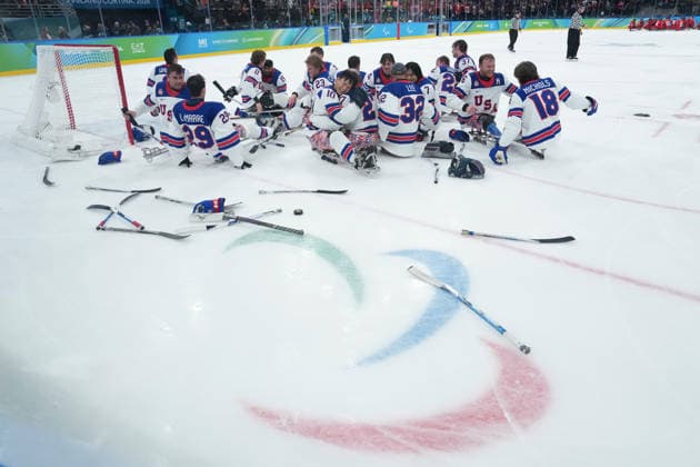 (260316) -- MILAN, March 16, 2026 -- Players of the United States celebrate after the Para Ice hockey, Eishockey final match between the United States and Canada at the Milan-Cortina 2026 Paralympic Winter games, Winterspiele,Spiele, Summer games in Milan, Italy, March 15, 2026. ) (SP)ITALY-MILAN-CORTINA 2026-PARALYMPIC WINTER GAMES-PARA ICE HOCKEY-USA VS CANADA LixJing 