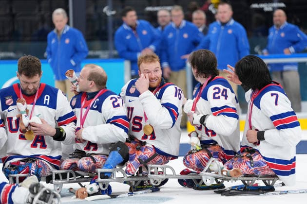 (260316) -- MILAN, March 16, 2026 -- Players of the United States react on the awarding ceremony after the Para Ice hockey, Eishockey final match between the United States and Canada at the Milan-Cortina 2026 Paralympic Winter games, Winterspiele,Spiele, Summer games in Milan, Italy, March 15, 2026. ) (SP)ITALY-MILAN-CORTINA 2026-PARALYMPIC WINTER GAMES-PARA ICE HOCKEY-USA VS CANADA LixJing 