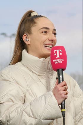 15 03 2026, xgrfx, Fußball Google Pixel Frauen Bundesliga, VfL Wolfsburg Bayer Leverkusen v l Sophia Kleinherne im Interview bei Magenta Sport VfL Wolfsburg DFL DFB REGULATIONS PROHIBIT ANY USE OF PHOTOGRAPHS as IMAGE SEQUENCES and or QUASI VIDEO Wolfsburg
