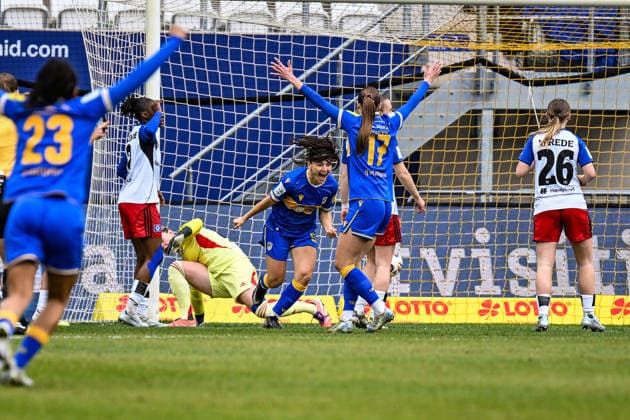 Soccer I Women I Season 2025 2026 I Bundesliga I 20 Matchday I FC Carl Zeiss Jena Hamburger SV I 15 03 2026 Goal celebration Olivia Johansson Alcaide 9, FC Carl Zeiss Jena overcomes Lea Paulick 25, Hamburger SV and runs to her teammates, who raise their arms in celebration after her early goal to make it 1-0 Jena Ernst Abbe Sportfeld, ad hoc Arena Thüringen Germany Copyright: xLobeca InesxHähnelx