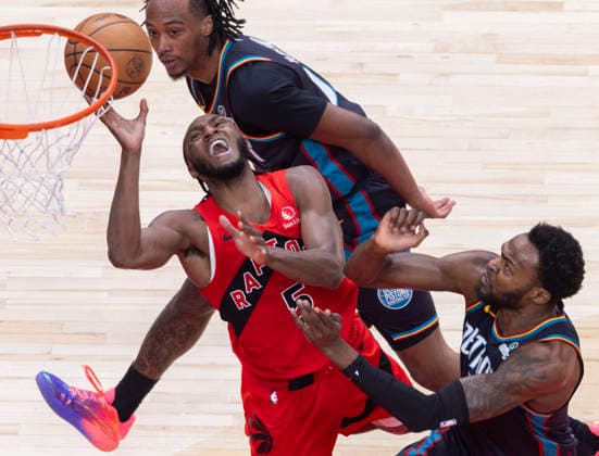 (260316) -- TORONTO, March 16, 2026 -- Immanuel Quickley (C) of Toronto Raptors goes for a layup during the 2025-2026 NBA, Basketball Herren, USA regular season game between Toronto Raptors and Detroit Pistons in Toronto, Canada, on March 15, 2026. (Photo by Zou Zheng Xinhua) (SP)CANADA-TORONTO-NBA-PISTONS VS RAPTORS LinxWei 
