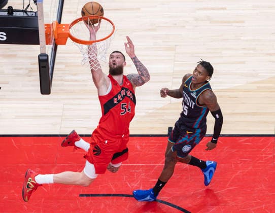 (260316) -- TORONTO, March 16, 2026 -- Sandro Mamukelashvili (L) of Toronto Raptors goes for a layup during the 2025-2026 NBA, Basketball Herren, USA regular season game between Toronto Raptors and Detroit Pistons in Toronto, Canada, on March 15, 2026. (Photo by Zou Zheng Xinhua) (SP)CANADA-TORONTO-NBA-PISTONS VS RAPTORS LinxWei 