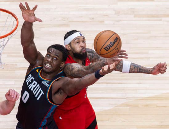 (260316) -- TORONTO, March 16, 2026 -- Brandon Ingram (R) of Toronto Raptors fights for a rebound with Jalen Duren of Detroit Pistons during the 2025-2026 NBA, Basketball Herren, USA regular season game between Toronto Raptors and Detroit Pistons in Toronto, Canada, on March 15, 2026. (Photo by Zou Zheng Xinhua) (SP)CANADA-TORONTO-NBA-PISTONS VS RAPTORS LinxWei 