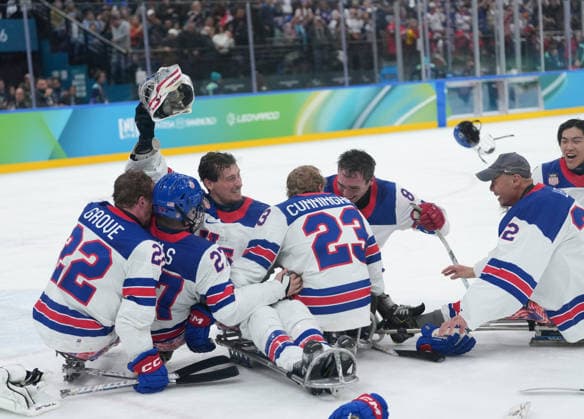 (260316) -- MILAN, March 16, 2026 -- Players of the United States celebrate after the Para Ice hockey, Eishockey final match between the United States and Canada at the Milan-Cortina 2026 Paralympic Winter games, Winterspiele,Spiele, Summer games in Milan, Italy, March 15, 2026. ) (SP)ITALY-MILAN-CORTINA 2026-PARALYMPIC WINTER GAMES-PARA ICE HOCKEY-USA VS CANADA LixJing 