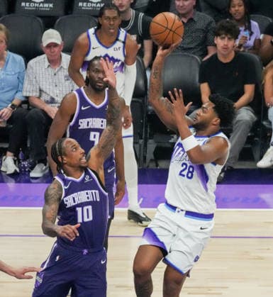 (260316) -- SACRAMENTO, March 16, 2026 -- Brice Sensabaugh (R) of Utah Jazz shoots during the 2025-2026 NBA, Basketball Herren, USA regular season game between Sacramento Kings and Utah Jazz in Sacramento, the United States, March 15, 2026. (Photo by Xinhua) (SP)U.S.-SACRAMENTO-BASKETBALL-NBA-KINGS VS JAZZ SunxYuxuan 