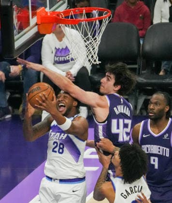 (260316) -- SACRAMENTO, March 16, 2026 -- Brice Sensabaugh (L) of Utah Jazz goes for a layup during the 2025-2026 NBA, Basketball Herren, USA regular season game between Sacramento Kings and Utah Jazz in Sacramento, the United States, March 15, 2026. (Photo by Xinhua) (SP)U.S.-SACRAMENTO-BASKETBALL-NBA-KINGS VS JAZZ SunxYuxuan 