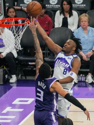 (260316) -- SACRAMENTO, March 16, 2026 -- Isaiah Collier (R) of Utah Jazz goes for a layup during the 2025-2026 NBA, Basketball Herren, USA regular season game between Sacramento Kings and Utah Jazz in Sacramento, the United States, March 15, 2026. (Photo by Xinhua) (SP)U.S.-SACRAMENTO-BASKETBALL-NBA-KINGS VS JAZZ SunxYuxuan 