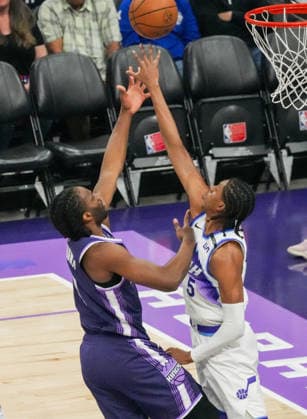 (260316) -- SACRAMENTO, March 16, 2026 -- Cody Williams (R) of Utah Jazz competes during the 2025-2026 NBA, Basketball Herren, USA regular season game between Sacramento Kings and Utah Jazz in Sacramento, the United States, March 15, 2026. (Photo by Xinhua) (SP)U.S.-SACRAMENTO-BASKETBALL-NBA-KINGS VS JAZZ SunxYuxuan 
