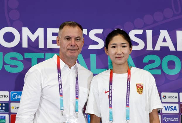 (260316) -- PERTH, March 16, 2026 -- Ante Milicic (L), head coach of the Chinese national women s football team and Wang Yanwen, player of China, pose for photo after Team China s press conference, PK, Pressekonferenz of Women s Asian Cup at Perth Stadium in Perth, Australia, March 16, 2026. (Photo by Xinhua) (SP)AUSTRALIA-PERTH-FOOTBALL-WOMEN S ASIAN CUP-CHINA-PRESS CONFERENCE ZhouxDan