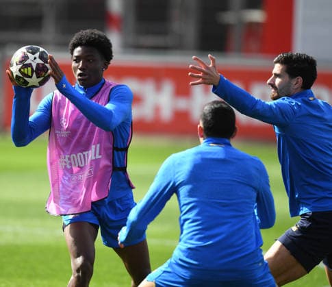 16 03 2026, xophax, Football , UEFA Champions League , 2025 2026 , Bayer Leverkusen training before the second leg against Arsenal London Axel Tape , left Bayer Leverkusen Martin Terrier Bayer 04 Leverkusen