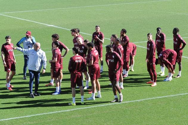 Foto IPP Massimo Rana Torino 16-03-2026 Calcio Allenamento Torino con porte aperte per i tifosi nella foto roberto d’aversa allenatore torino pronto per l’allenamento Italy Photo Press - World Copyright italy ITALY  Copyright: xR4924_italyphotopressx