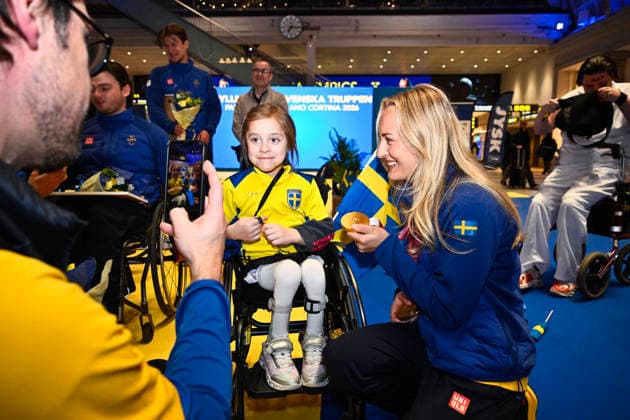 STOCKHOLM, SVERIGE 20260316 Guldmedaljören Ebba Arsjö, alpint, tillsammans med Vera, 6 ar, när svenska truppen tas emot pa Stockholm Centralstation vid sin hemkomst fran Paralympics. STOCKHOLM SVERIGE x10430x *** STOCKHOLM, SWEDEN 20260316 Gold medalist Ebba Arsjö, alpine skiing, together with Vera, 6 years old, as the Swedish team is received at Stockholm Central Station on their return from the Paralympics STOCKHOLM SWEDEN x10430x  Copyright: xChristinexOlsson TTx HEMKOMST PARALYMPICS