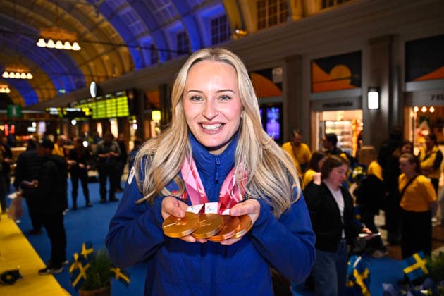 STOCKHOLM, SVERIGE 20260316 Alpina skidakaren Ebba Arsjö med sina fyra medaljer runt halsen när svenska truppen tas emot pa Stockholm Centralstation vid sin hemkomst fran Paralympics. STOCKHOLM SVERIGE x10430x *** STOCKHOLM, SWEDEN 20260316 Alpine skier Ebba Arsjö with her four medals around her neck as the Swedish team is received at Stockholm Central Station on their return from the Paralympics STOCKHOLM SWEDEN x10430x  Copyright: xChristinexOlsson TTx HEMKOMST PARALYMPICS