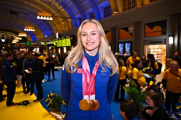 STOCKHOLM, SVERIGE 20260316 Alpina skidakaren Ebba Arsjö med sina fyra medaljer runt halsen när svenska truppen tas emot pa Stockholm Centralstation vid sin hemkomst fran Paralympics. STOCKHOLM SVERIGE x10430x *** STOCKHOLM, SWEDEN 20260316 Alpine skier Ebba Arsjö with her four medals around her neck as the Swedish team is received at Stockholm Central Station on their return from the Paralympics STOCKHOLM SWEDEN x10430x  Copyright: xChristinexOlsson TTx HEMKOMST PARALYMPICS