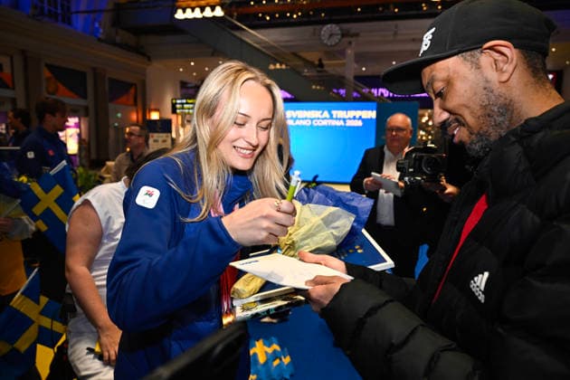 STOCKHOLM, SVERIGE 20260316 Guldmedaljören Ebba Arsjö, alpint, skriver en autograf till ett fan när svenska truppen tas emot pa Stockholm Centralstation vid sin hemkomst fran Paralympics. STOCKHOLM SVERIGE x10430x *** STOCKHOLM, SWEDEN 20260316 Gold medalist Ebba Arsjö, alpine skiing, signs an autograph for a fan as the Swedish team is received at Stockholm Central Station on their return from the Paralympics STOCKHOLM SWEDEN x10430x  Copyright: xChristinexOlsson TTx HEMKOMST PARALYMPICS