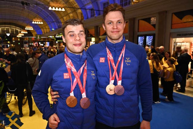 STOCKHOLM, SWEDEN 20260316 Bronze medalists Zebastian Modin and guide Emil Talsi as the Swedish team is received at Stockholm Central Station upon their return from the Paralympics. STOCKHOLM SWEDEN x10430x *** STOCKHOLM, SWEDEN 20260316 Bronze medalists Zebastian Modin and guide Emil Talsi as the Swedish team is received at Stockholm Central Station upon their return from the Paralympics STOCKHOLM SWEDEN x10430x  Copyright: xChristinexOlsson TTx HOMECOMING PARALYMPICS