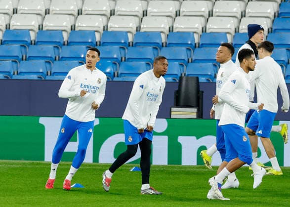 Trent Alexander-Arnold of Real Madrid (left) joins his teammates during a training session during the press conference, PK, Pressekonferenz training at the Academy Stadium, Manchester. Picture date: 16th March 2026. Picture credit should read: Cody Froggatt Sportimage EDITORIAL USE ONLY. No use with unauthorised audio, video, data, fixture lists, club league logos or live services. Online in-match use limited to 120 images, no video emulation. No use in betting, games or single club league player publications. SPI_027_CF_REAL_MADRID_PRESS SPI-4608-0027