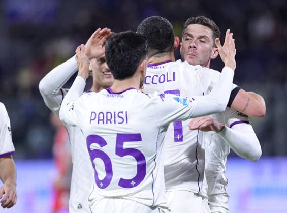 Fiorentina s players jubilates after scoring the goal 0-2 during the Serie A soccer match between Cremonese and Fiorentina at the Giovanni Zini Stadium in Cremona Italy - Monday, 16 march 2026. - Soccer .  Copyright: xAlbertoxMariani LaPressex