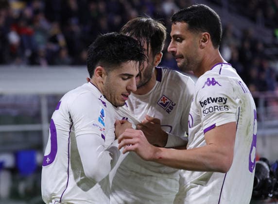 Fiorentina s players jubilates after scoring the goal 0-1 during the Serie A soccer match between Cremonese and Fiorentina at the Giovanni Zini Stadium in Cremona Italy - Monday, 16 march 2026. - Soccer .  Copyright: xAlbertoxMariani LaPressex