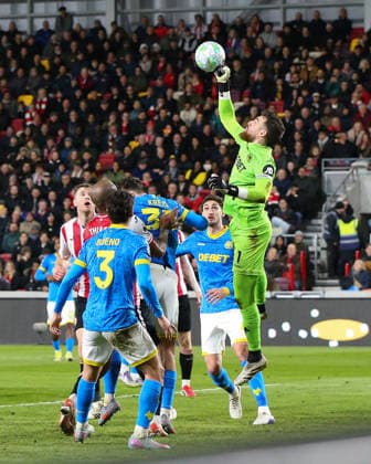 LONDON, ENGLAND - MARCH 16: Goalkeeper Jose Sa of Wolverhampton Wanderers punches the ball away from danger during the Premier League match between Brentford and Wolverhampton Wanderers at Gtech Community Stadium on March 16, 2026 in London, England. Copyright: xJayxPatel SPPx Sportspressphoto_SPR112756