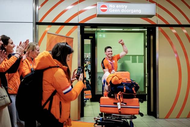 SCHIPHOL - Paralympian Niels de Langen upon arrival at Schiphol with TeamNL on the day after the closing ceremony of the Paralympic Games in Milan and Cortina. RAMON VAN FLYMEN ANP netherlands out - belgium out Schiphol xVIxxIVx 553563194 originalFilename: 553563194.jpg